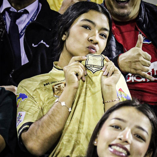 El escudo se besa, no se explica.